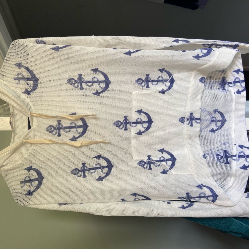 white hooded sweater with blue anchors size m